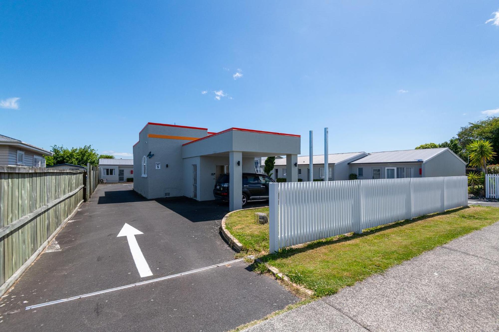 Aurora Motel 4*